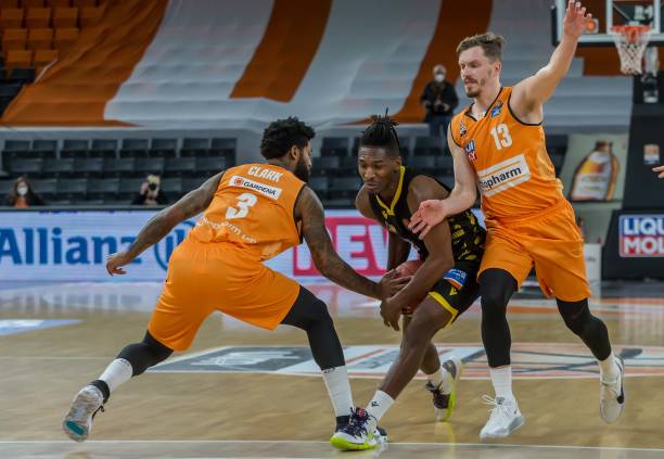 边路进攻被 边路进攻被